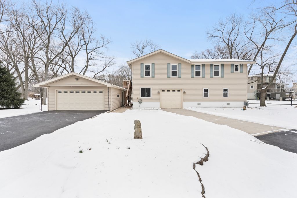 26033 W Catfish Drive, Wilmington, IL 60481