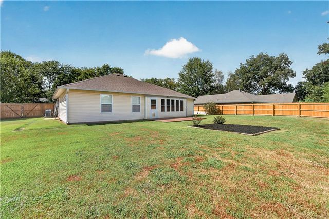 2724 Jessica Place, Fayetteville, AR 72701