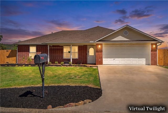 2724 Jessica Place, Fayetteville, AR 72701