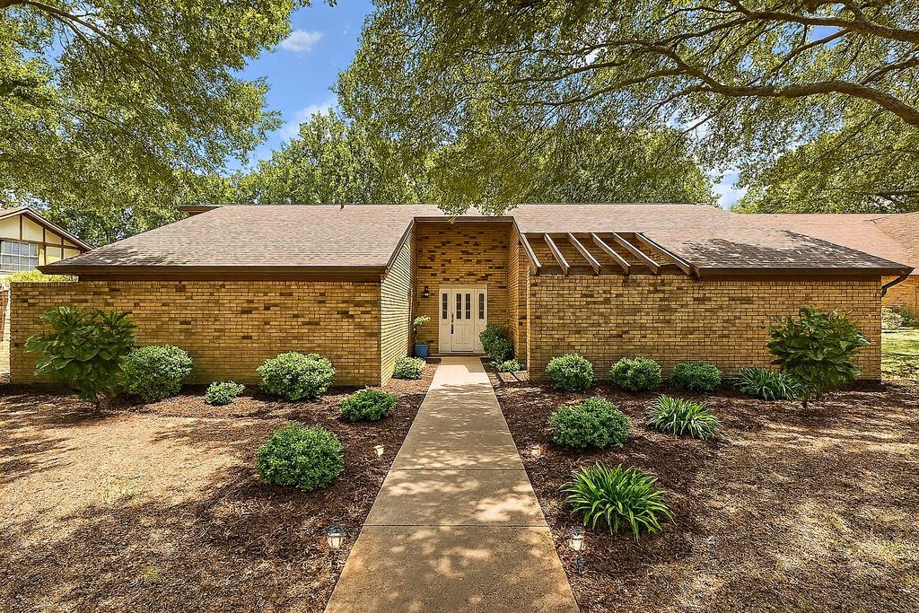 1710 E Valley Lane, Grand Prairie, TX 75050
