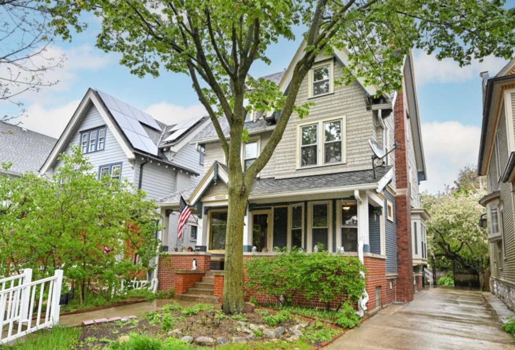 2834 Hackett AVENUE, Milwaukee, WI 53211