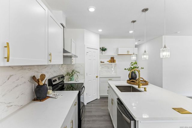 1722 W Ridgewood Ct., San Antonio, TX 78201