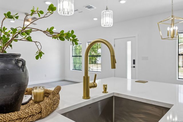 1722 W Ridgewood Ct., San Antonio, TX 78201