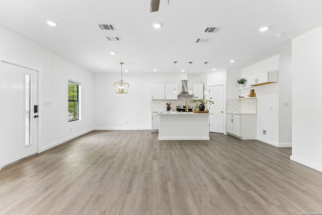 1722 W Ridgewood Ct., San Antonio, TX 78201