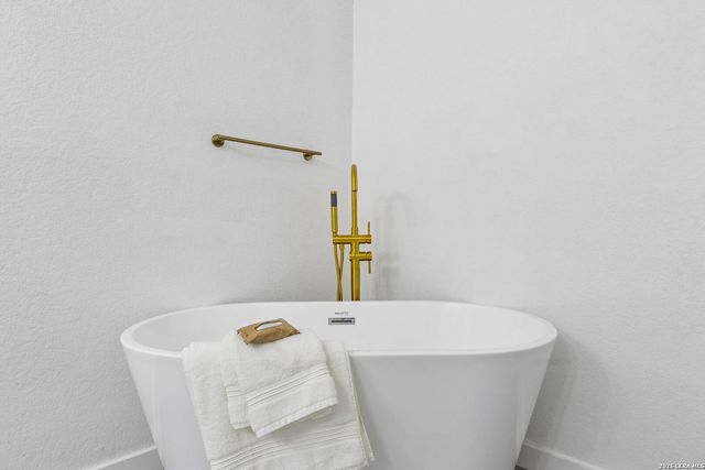 1722 W Ridgewood Ct., San Antonio, TX 78201