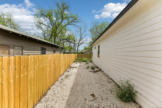 1722 W Ridgewood Ct., San Antonio, TX 78201