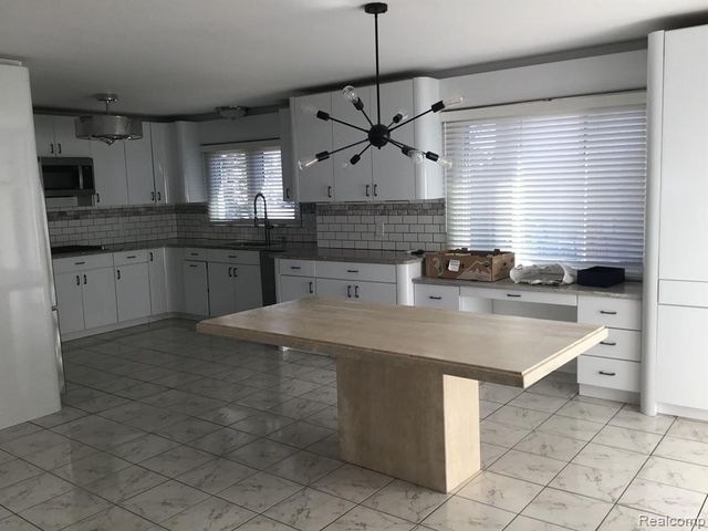 6463 Royal Pointe Drive, West Bloomfield, MI 48322