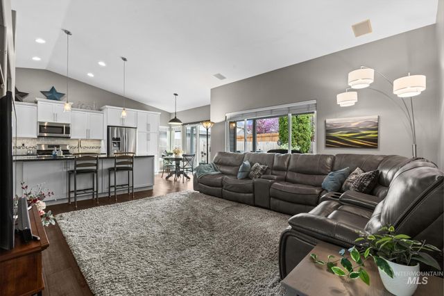 6324 S Peppertree Ave, Boise, ID 83716