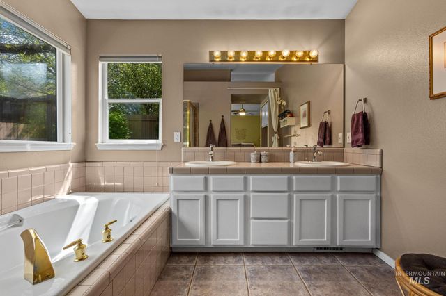 6324 S Peppertree Ave, Boise, ID 83716