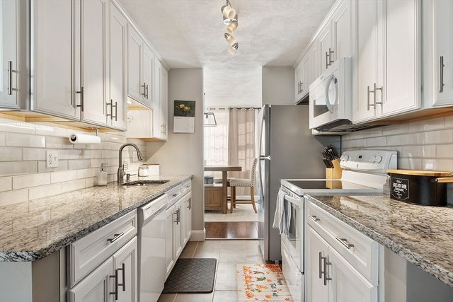 172 Patrick Rd 172, Tewksbury, MA 01876