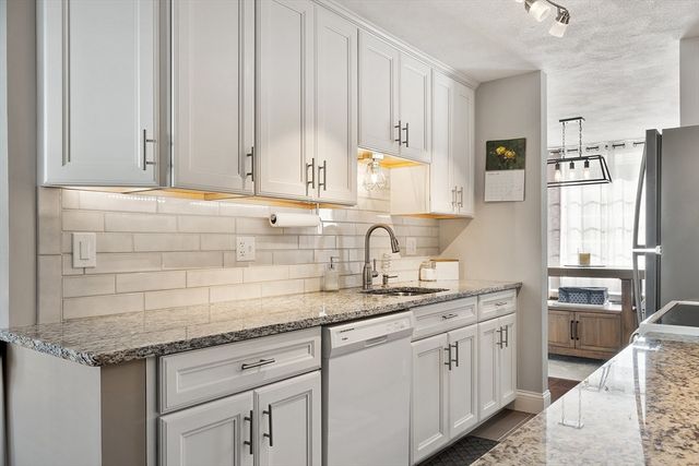 172 Patrick Rd 172, Tewksbury, MA 01876