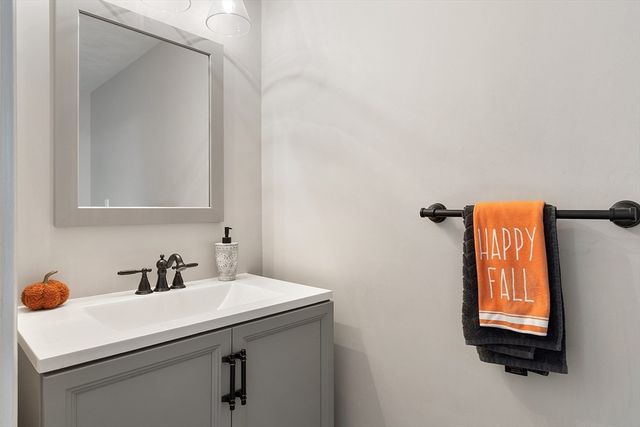 172 Patrick Rd 172, Tewksbury, MA 01876