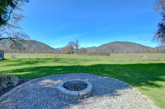 7441 Maple Lane, Central Point, OR 97502