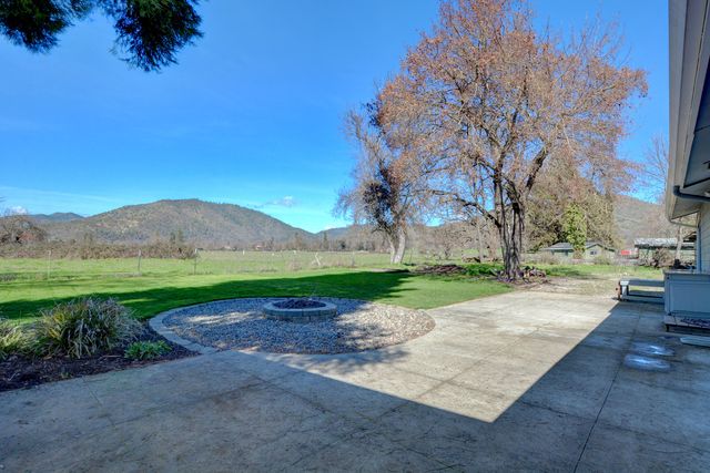 7441 Maple Lane, Central Point, OR 97502