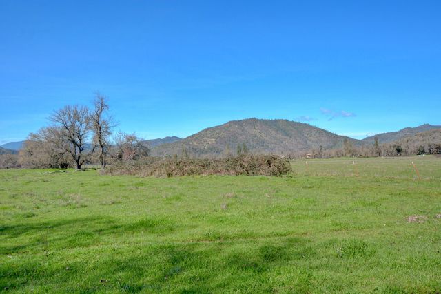 7441 Maple Lane, Central Point, OR 97502