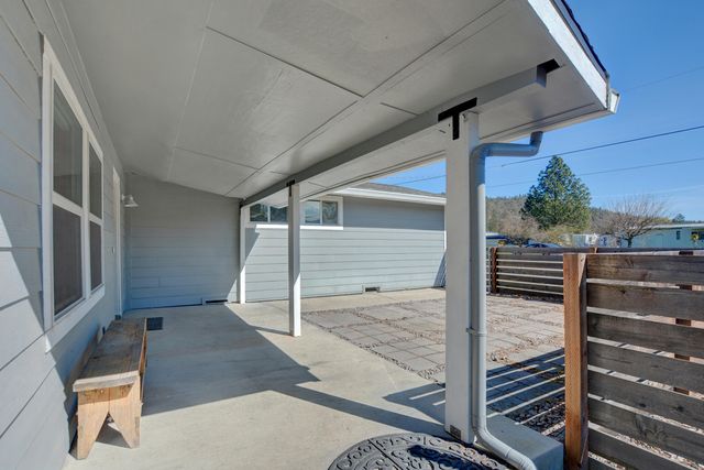 7441 Maple Lane, Central Point, OR 97502