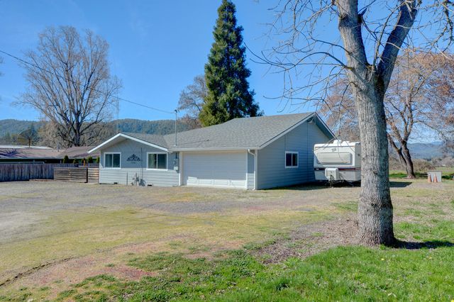 7441 Maple Lane, Central Point, OR 97502
