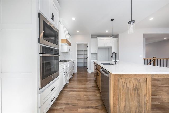 1667 N 156th Street, Basehor, KS 66007