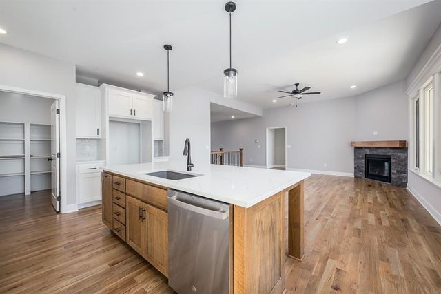 1667 N 156th Street, Basehor, KS 66007