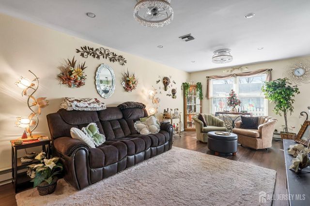 4 Aspen Plaza A, Monroe, NJ 08831