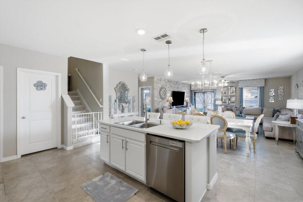 Image 11 of property listing at 11201 LELAND GROVES DRIVE, Riverview, FL 33579