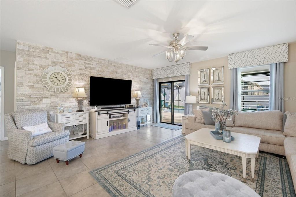 Image 13 of property listing at 11201 LELAND GROVES DRIVE, Riverview, FL 33579