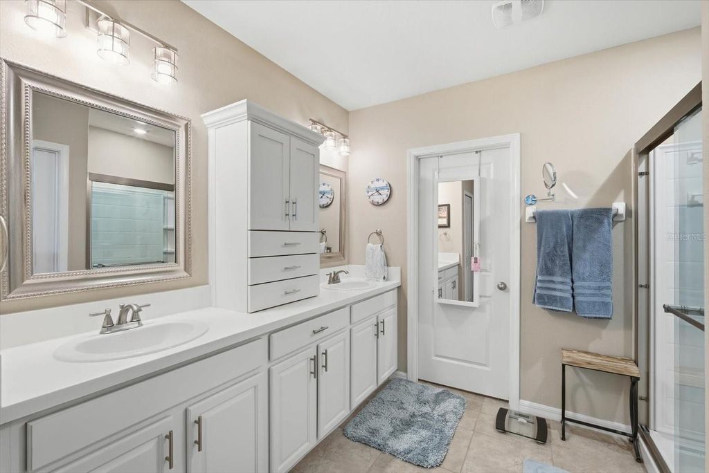 Image 18 of property listing at 11201 LELAND GROVES DRIVE, Riverview, FL 33579