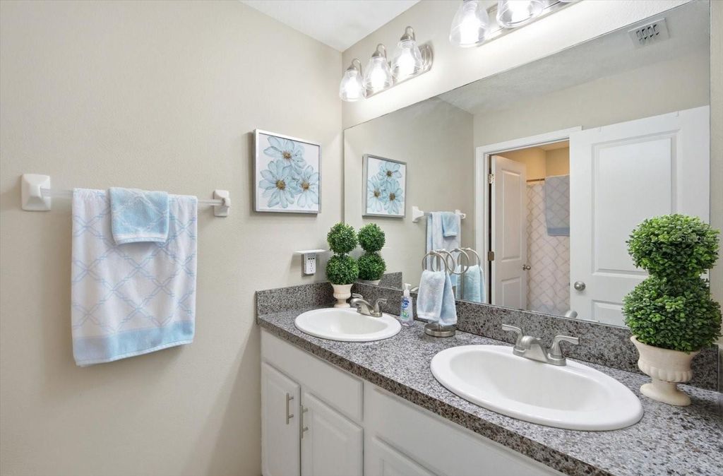 Image 24 of property listing at 11201 LELAND GROVES DRIVE, Riverview, FL 33579