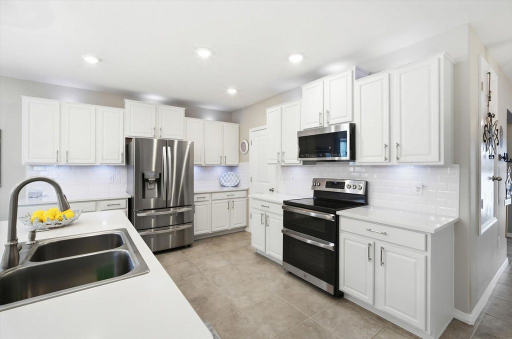 Image 9 of property listing at 11201 LELAND GROVES DRIVE, Riverview, FL 33579