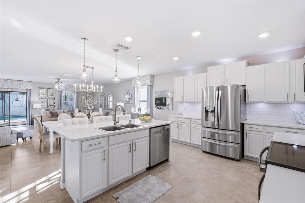 Image 10 of property listing at 11201 LELAND GROVES DRIVE, Riverview, FL 33579