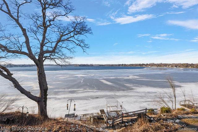 3468 Pine Estates Drive, West Bloomfield, MI 48323