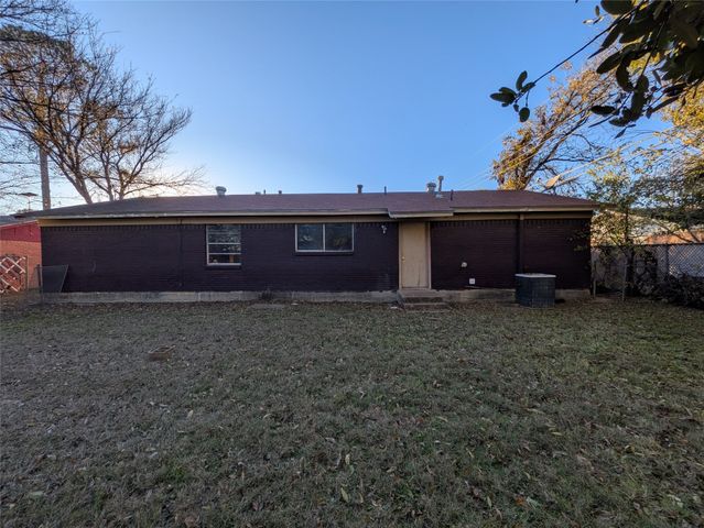 2209 Hooks Lane, Fort Worth, TX 76112