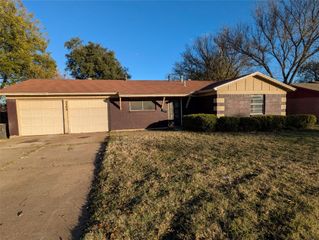 2209 Hooks Lane, Fort Worth, TX 76112