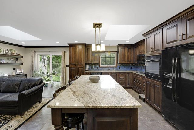 11016 N Lakeside ROAD, Mequon, WI 53092
