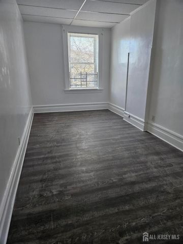 110 Market Street 3E, Perth Amboy, NJ 08861
