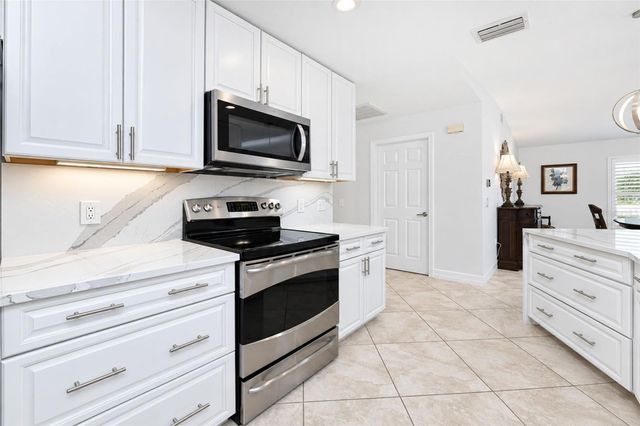 18 BUNKER WAY, Rotonda West, FL 33947