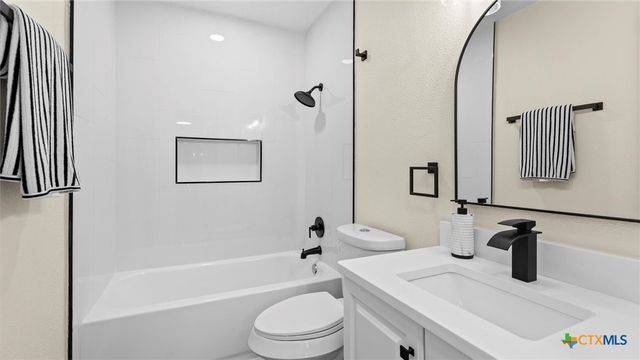 300 Ridge Crest Drive, Seguin, TX 78155