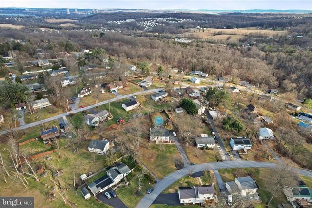 60 SAM SNEAD CIR, Etters, PA 17319