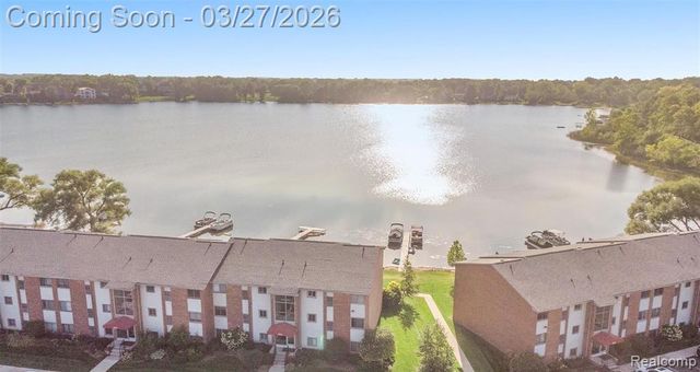 1932 Klingensmith Road, Bloomfield Hills, MI 48302