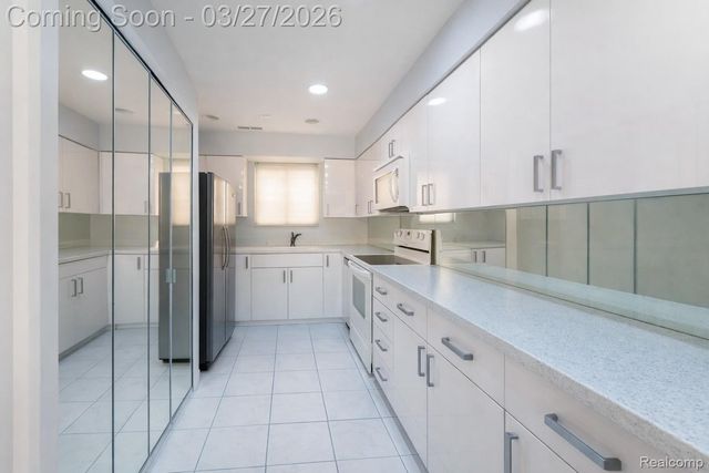 1932 Klingensmith Road, Bloomfield Hills, MI 48302