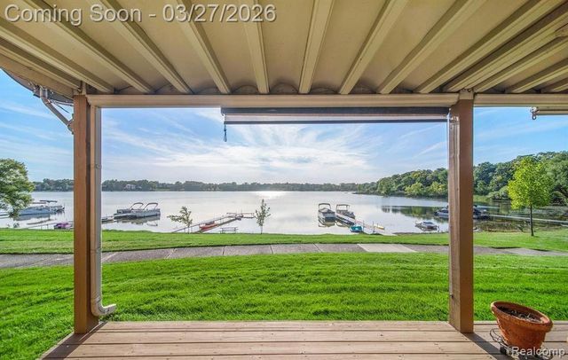 1932 Klingensmith Road, Bloomfield Hills, MI 48302