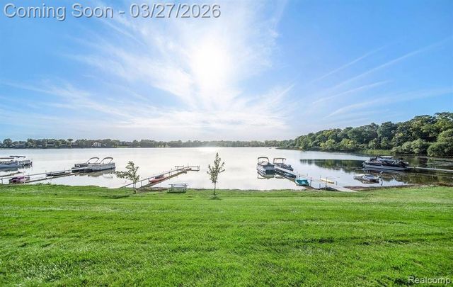 1932 Klingensmith Road, Bloomfield Hills, MI 48302