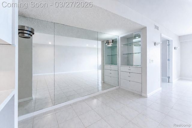 1932 Klingensmith Road, Bloomfield Hills, MI 48302