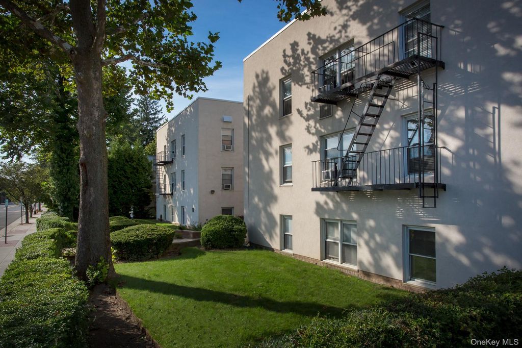 322 Bevelander Place 322, West Sayville, NY 11796