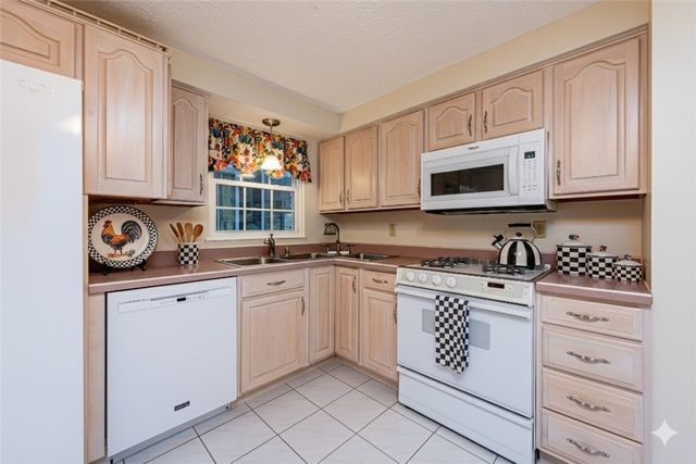 52 GREENVIEW, Hempfield Twp, PA 15644