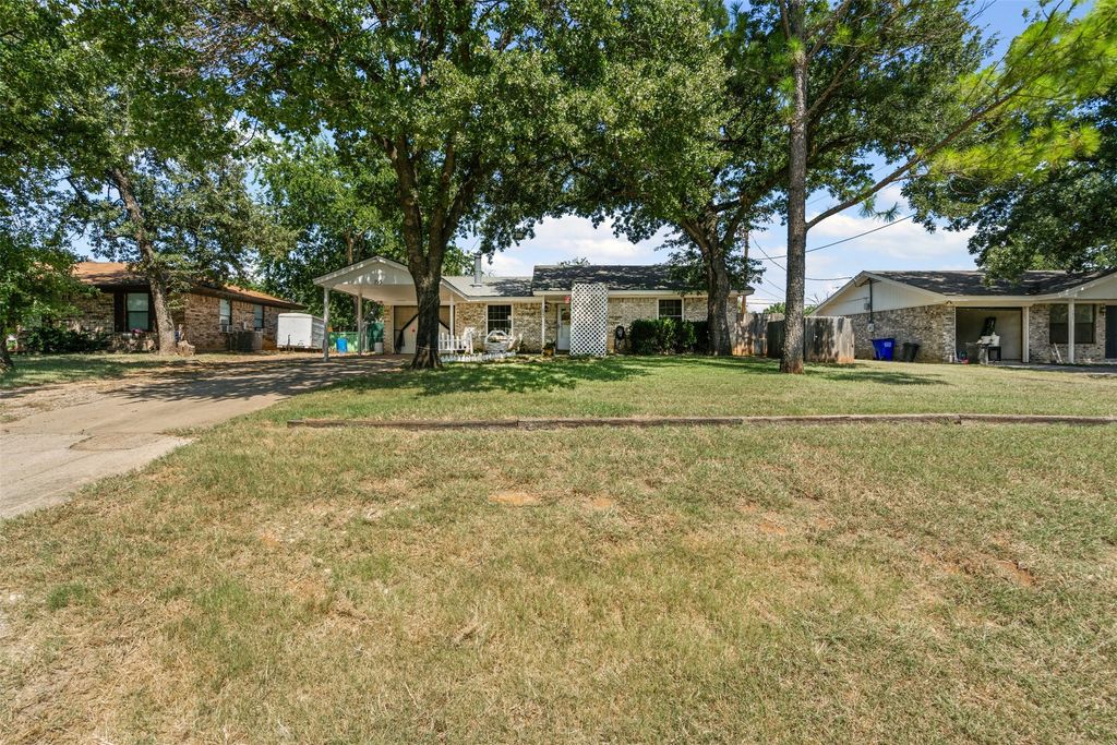 153 Rhoades Street, Azle, TX 76020