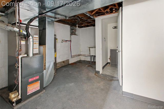 7511 Sterling, Center Line, MI 48015