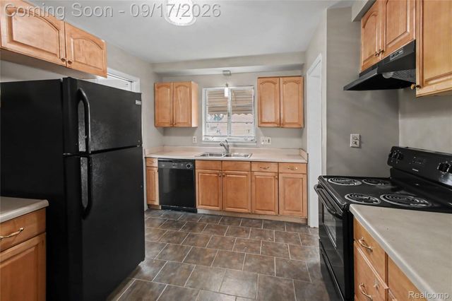 7511 Sterling, Center Line, MI 48015