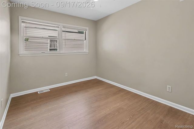 7511 Sterling, Center Line, MI 48015
