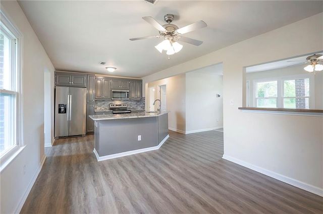 1129 NW US 50 Highway, Centerview, MO 64019